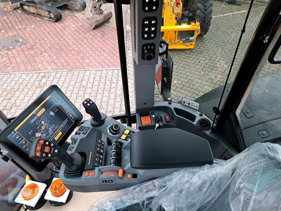 Traktor of the type JCB Fastrac 4220, Neumaschine in Bad Kötzting (Picture 7)