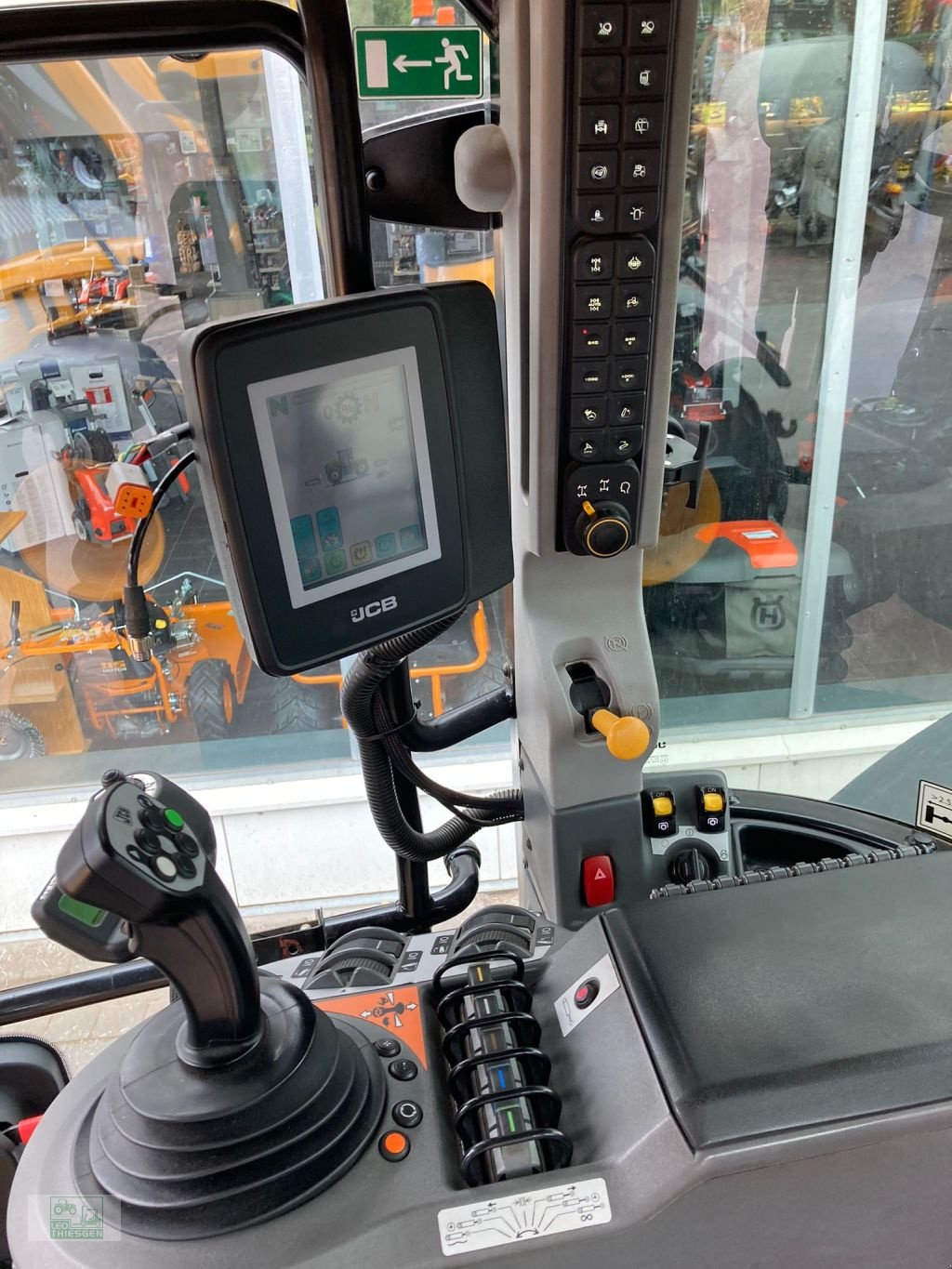 Traktor van het type JCB Fastrac 4220, Gebrauchtmaschine in Steiningen b. Daun (Foto 10)