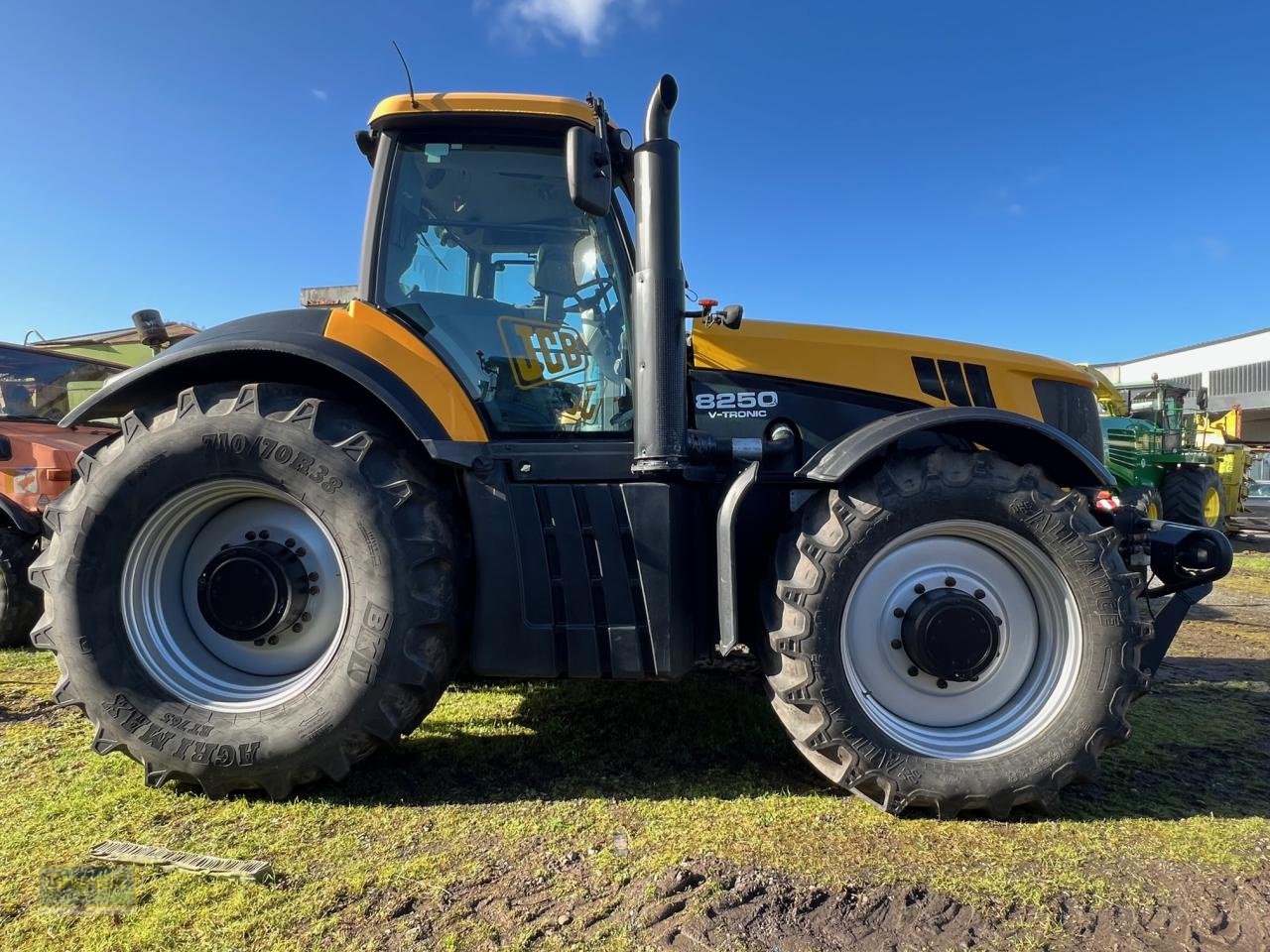 Traktor des Typs JCB Fastrac 8250, Gebrauchtmaschine in Oyten (Bild 1)