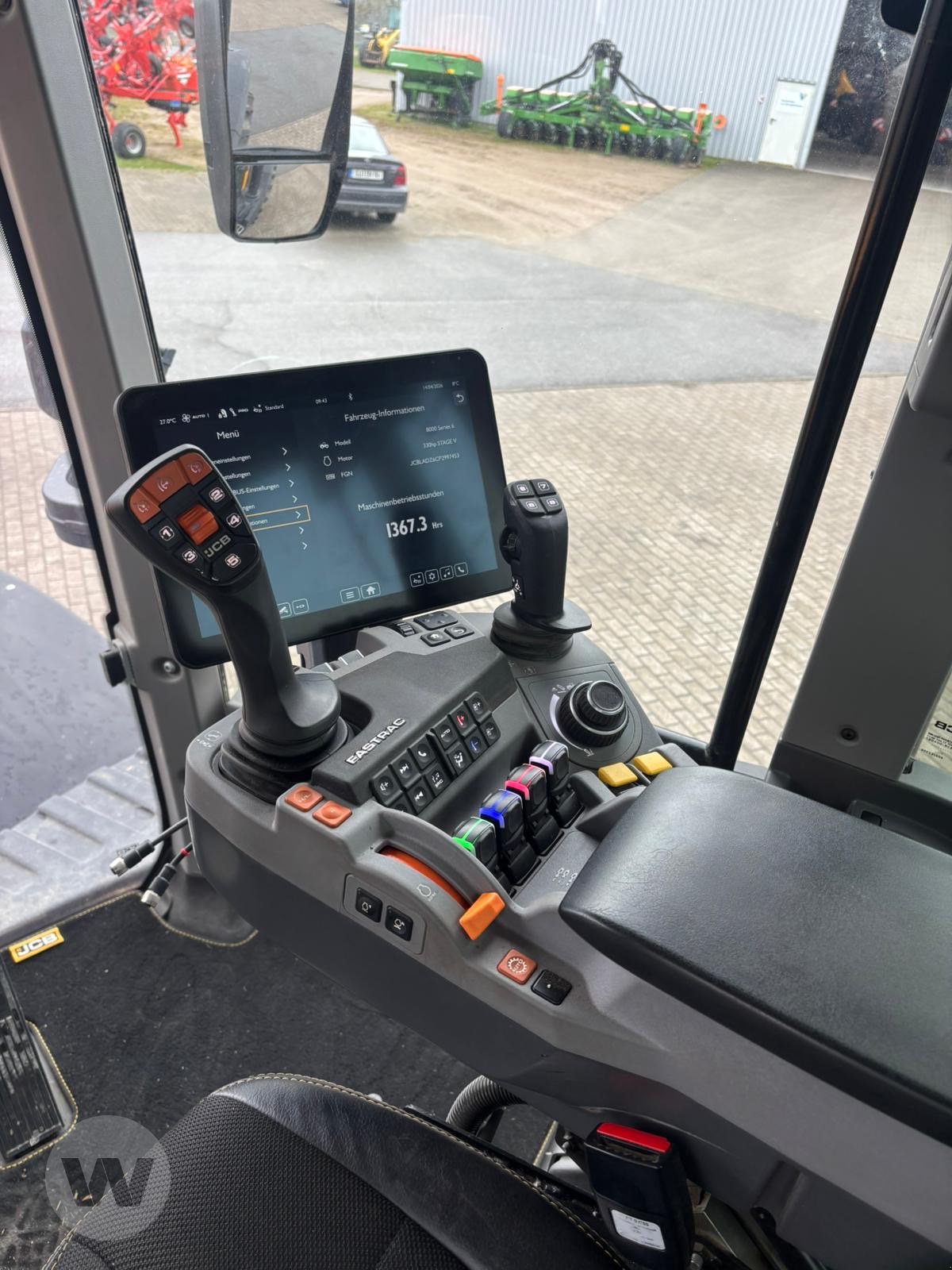 Traktor des Typs JCB FasTrac 8330, Neumaschine in Bützow (Bild 3)