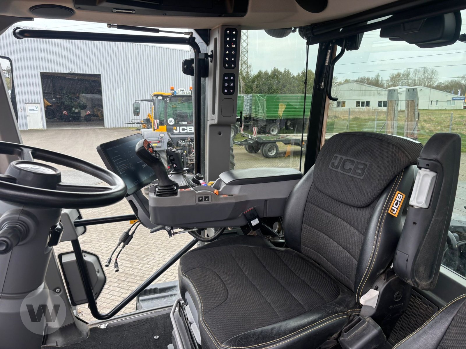 Traktor des Typs JCB FasTrac 8330, Neumaschine in Bützow (Bild 4)