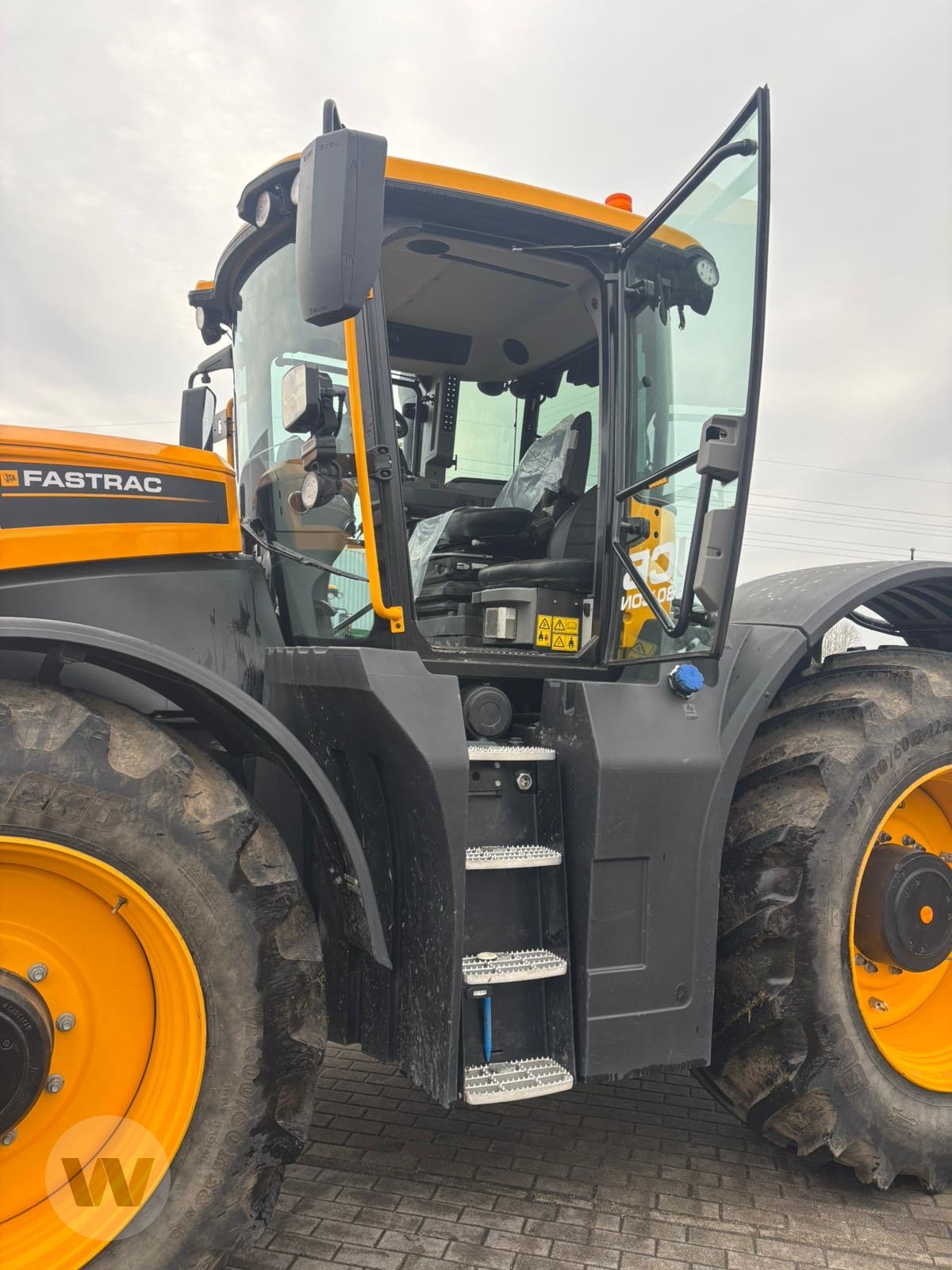 Traktor des Typs JCB FasTrac 8330, Neumaschine in Bützow (Bild 11)