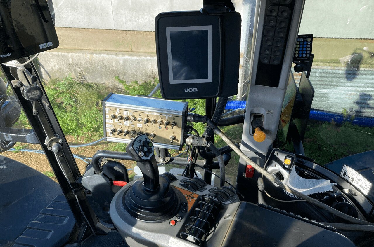 Traktor от тип JCB FASTRAC 8330, Gebrauchtmaschine в PONTIVY (Снимка 9)