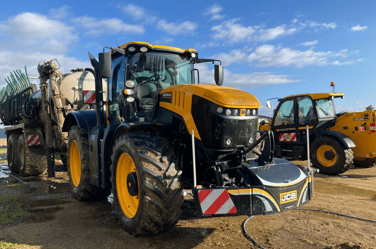 Traktor от тип JCB FASTRAC 8330, Gebrauchtmaschine в PONTIVY (Снимка 2)