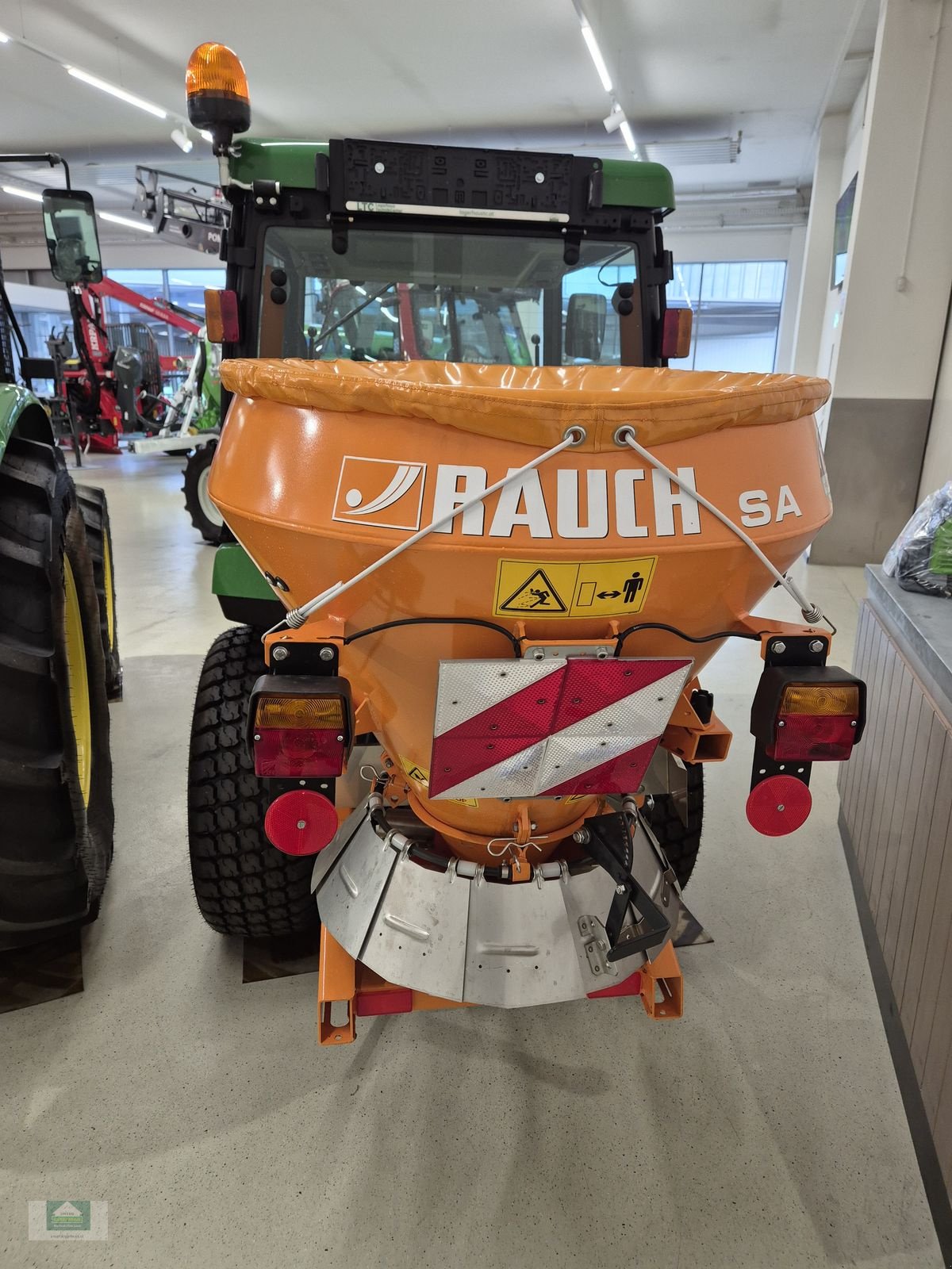 Traktor от тип John Deere 2032R SNOWFOX-AKTION, Neumaschine в Klagenfurt (Снимка 2)