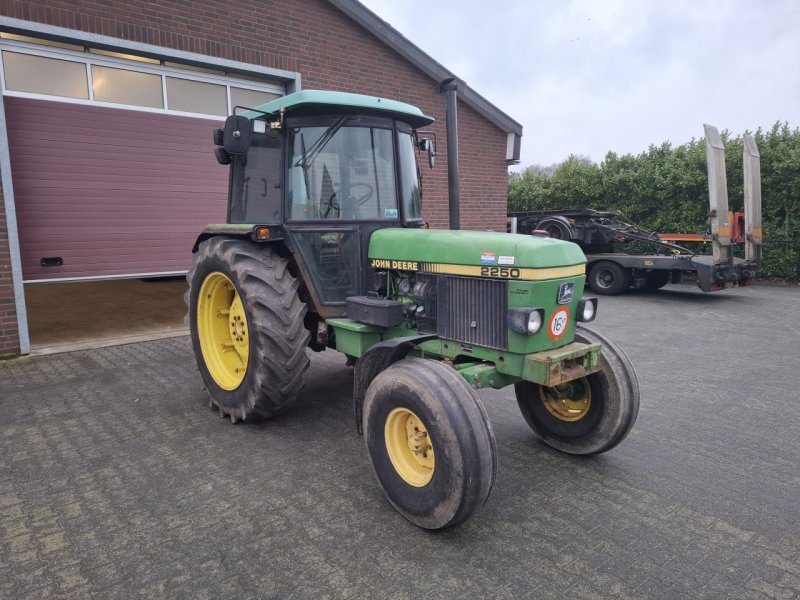 Traktor of the type John Deere 2250, Gebrauchtmaschine in nistelrode (Picture 1)