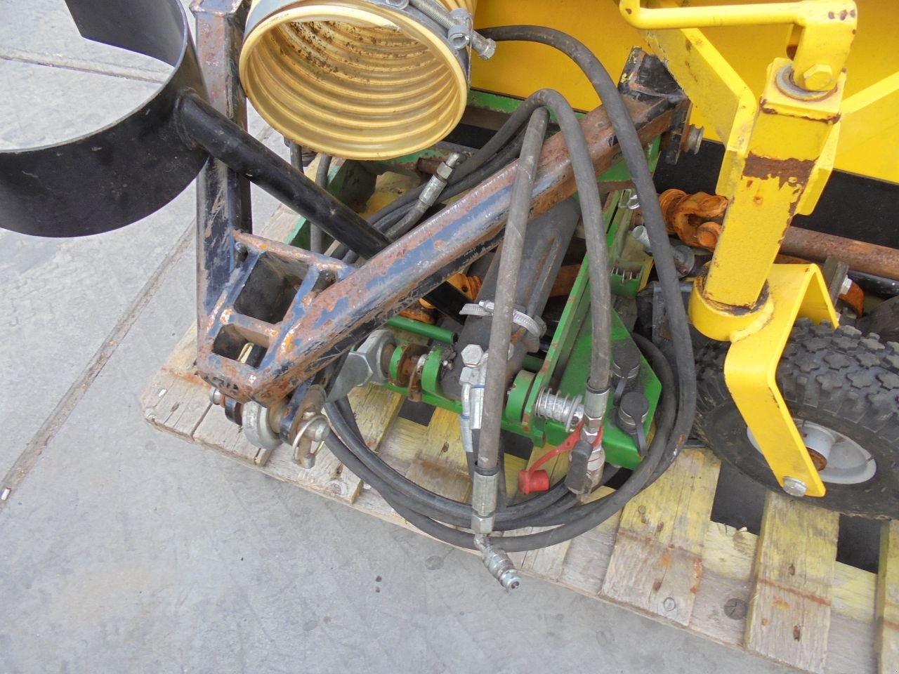 Traktor van het type John Deere 2305, Gebrauchtmaschine in Hedel (Foto 7)