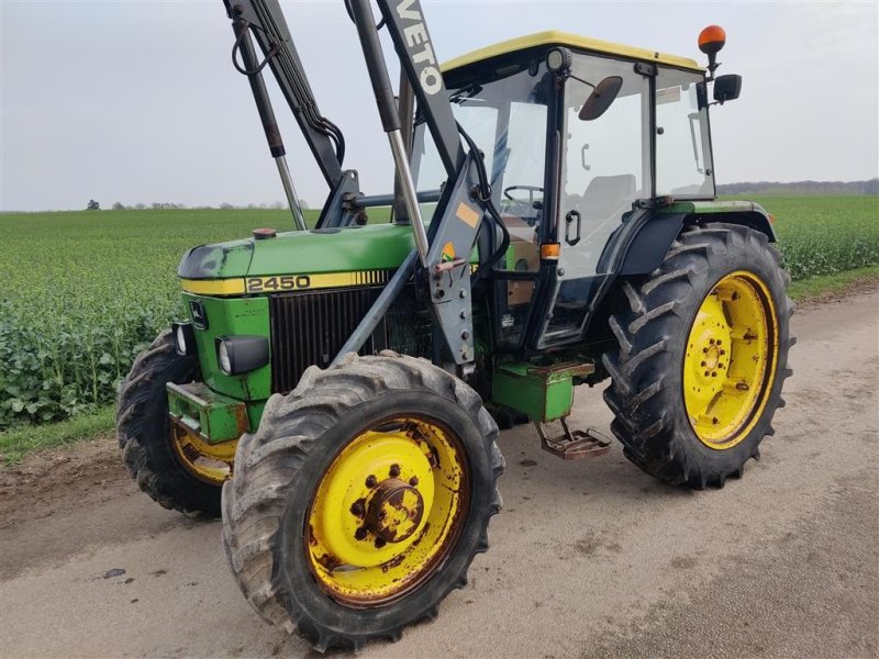 Traktor типа John Deere 2450 Med frontlæsser m/4 redskaber, Gebrauchtmaschine в Vils, Mors