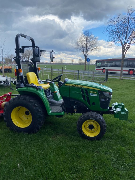 Traktor Türe ait John Deere 3025E, Neumaschine içinde Alferde (resim 4)