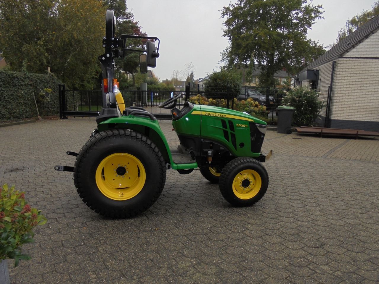 Traktor des Typs John Deere 3025E, Neumaschine in Hedel (Bild 6)