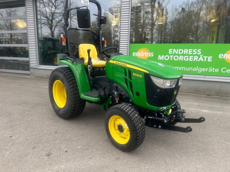Traktor des Typs John Deere 3025E, Neumaschine in München