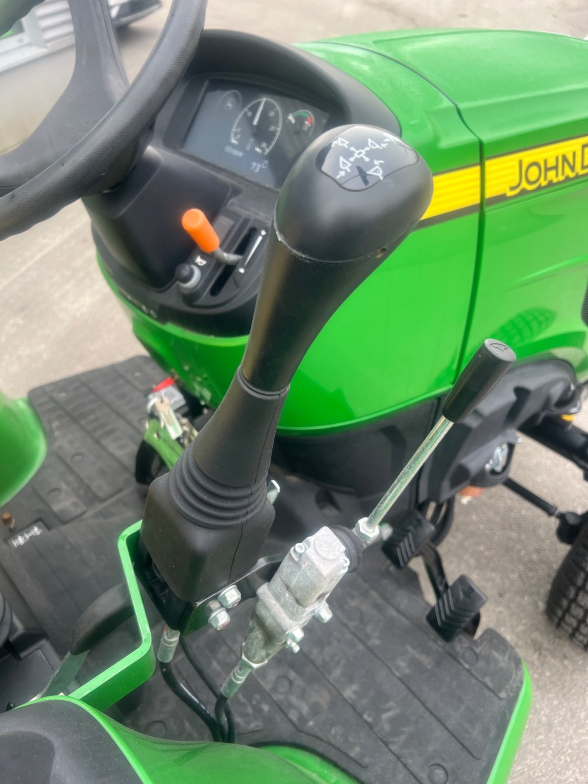 Traktor des Typs John Deere 3025E, Neumaschine in München (Bild 2)