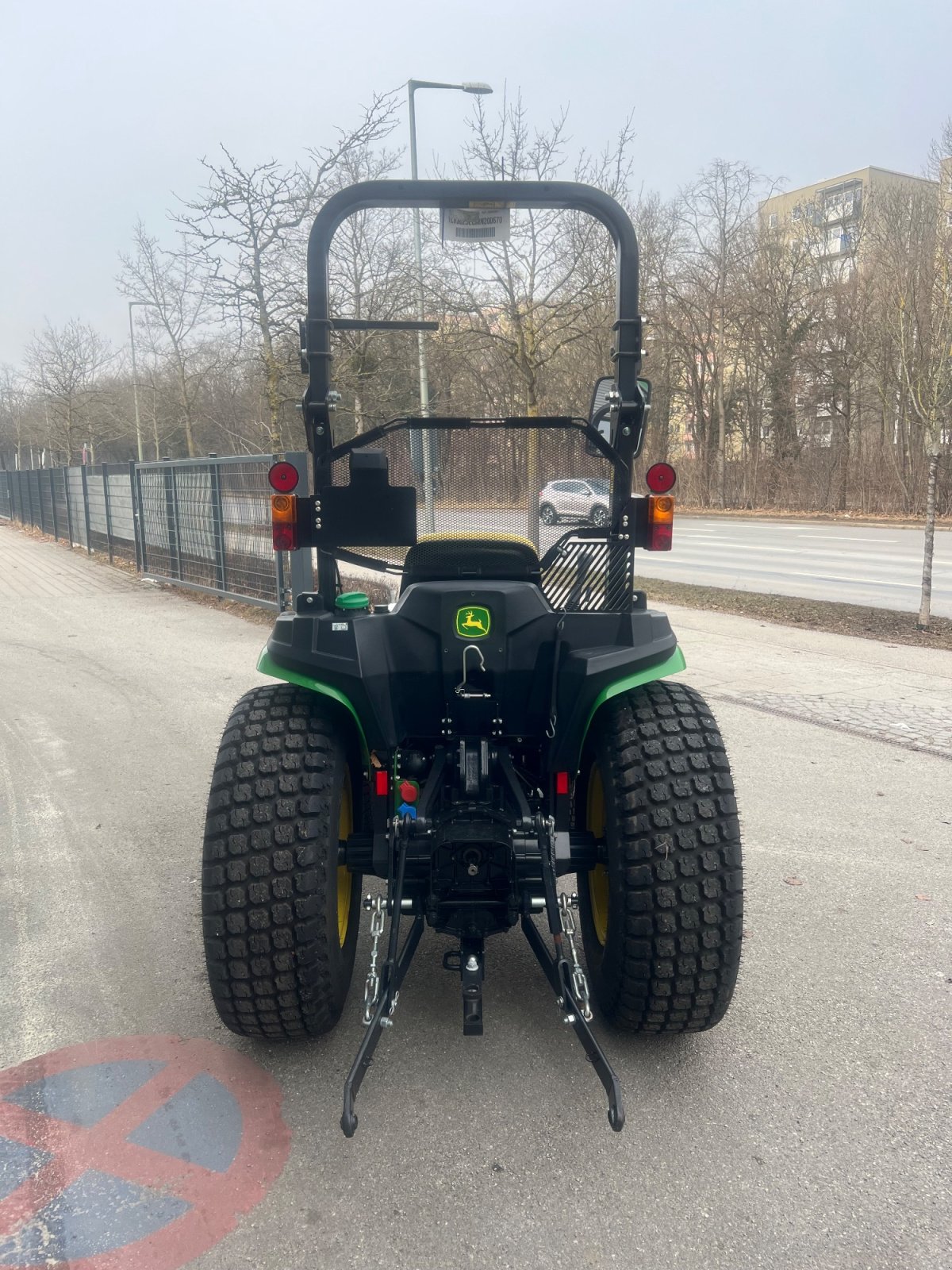 Traktor des Typs John Deere 3025E, Neumaschine in München (Bild 4)