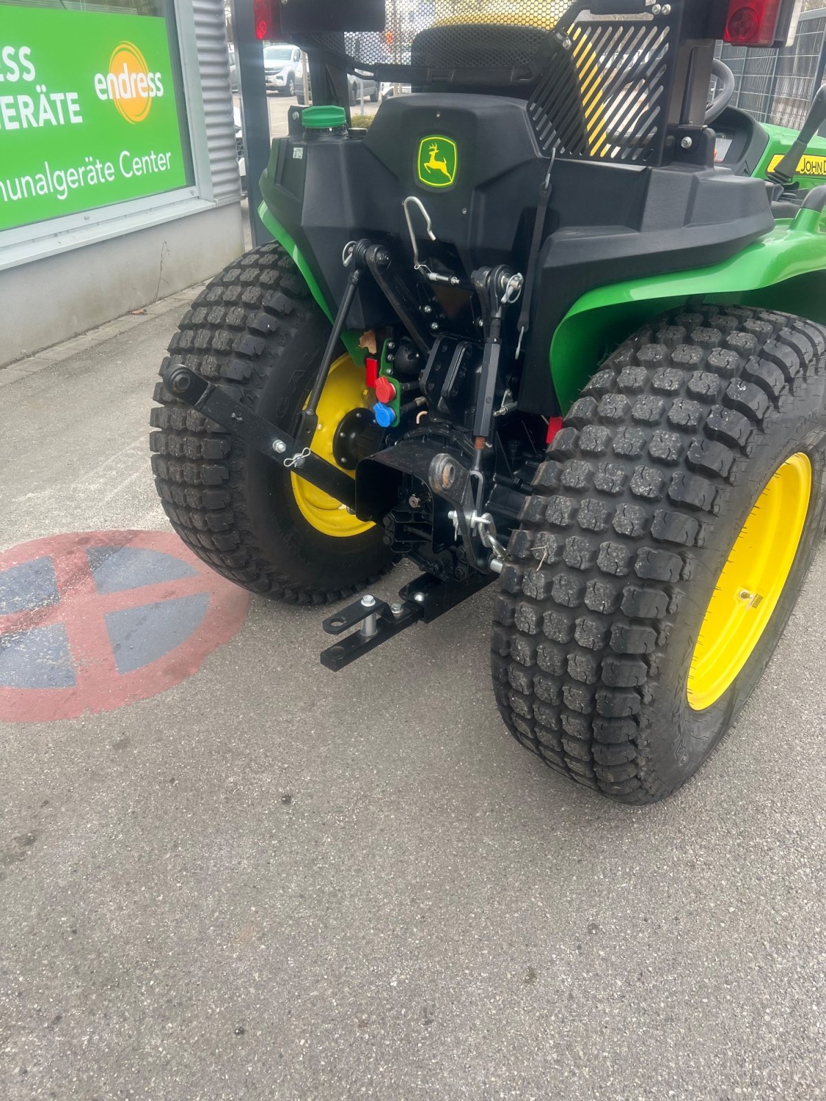 Traktor des Typs John Deere 3025E, Neumaschine in München (Bild 7)