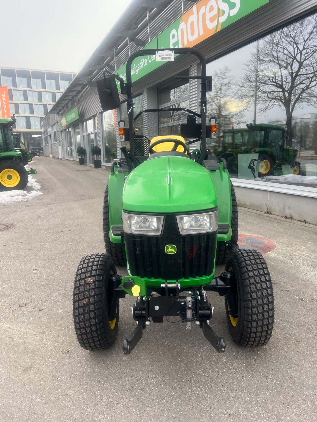 Traktor des Typs John Deere 3025E, Neumaschine in München (Bild 10)