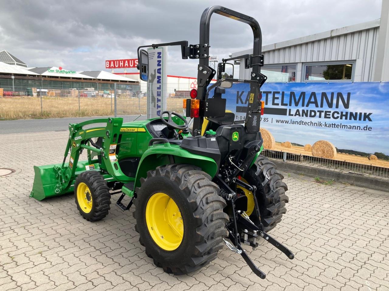 Traktor des Typs John Deere 3025E, Gebrauchtmaschine in Stuhr (Bild 4)