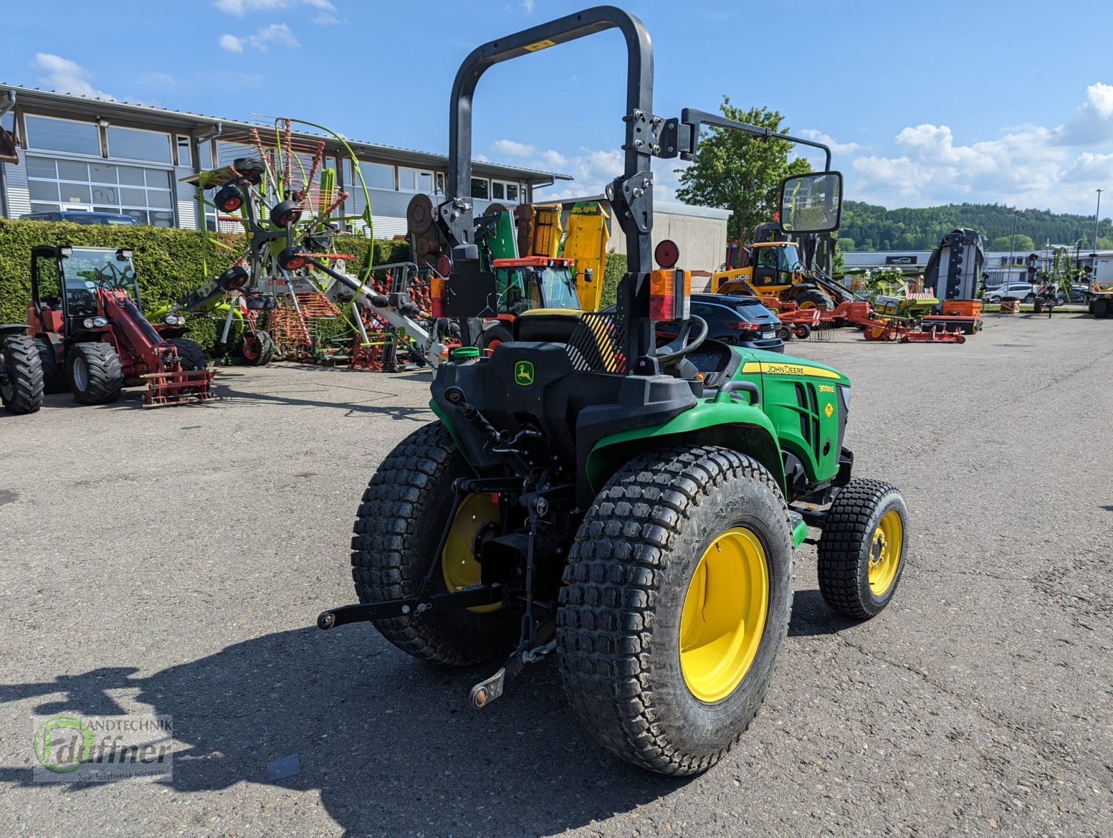 Traktor des Typs John Deere 3038 E, Gebrauchtmaschine in Münsingen (Bild 2)