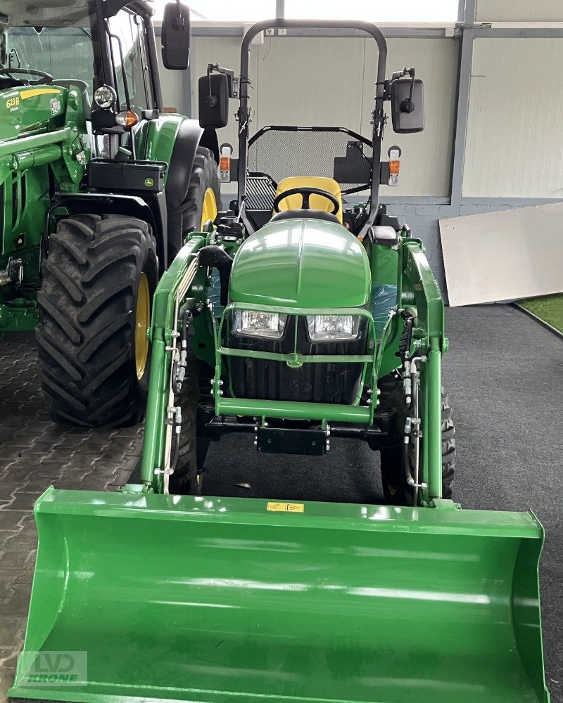 Traktor des Typs John Deere 3038E+300E, Gebrauchtmaschine in Alt-Mölln (Bild 2)