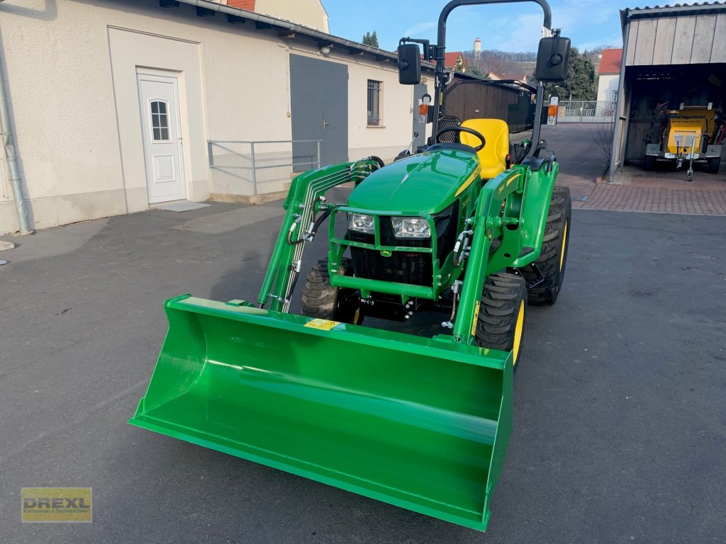 Traktor des Typs John Deere 3038E, Neumaschine in Radebeul (Bild 2)