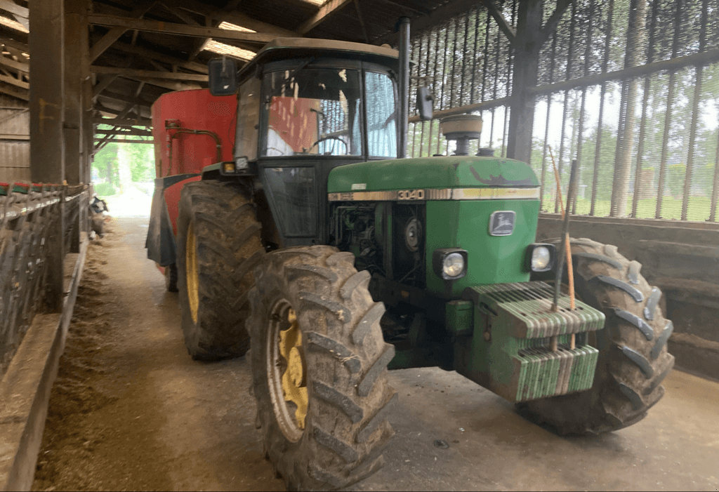 Traktor del tipo John Deere 3040 4RM, Gebrauchtmaschine en TREMEUR (Imagen 2)