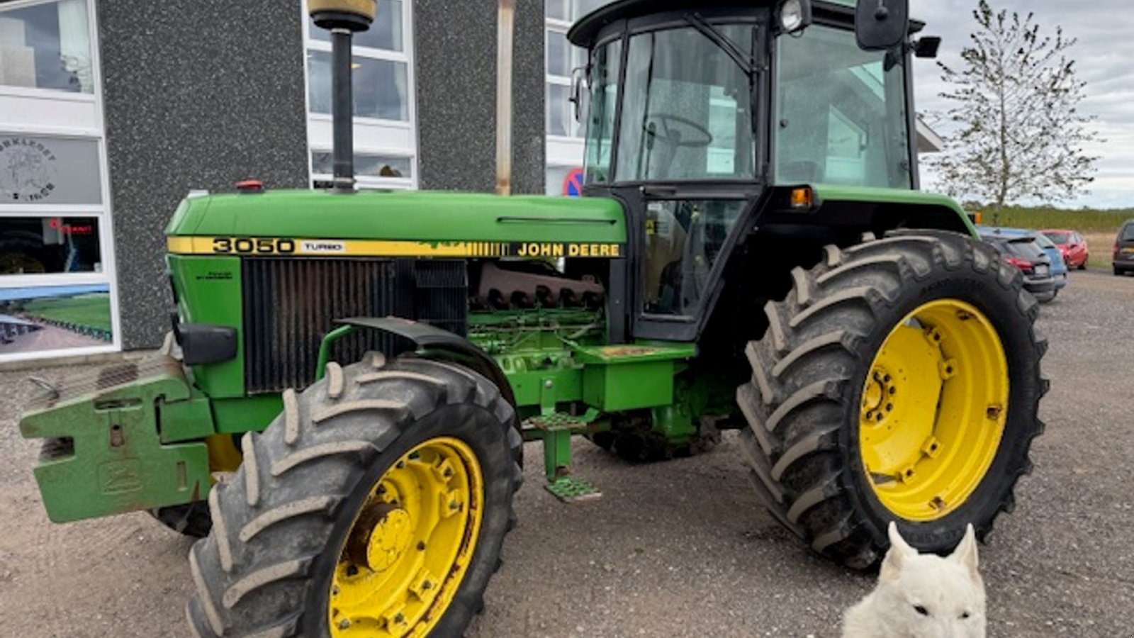 Traktor типа John Deere 3050 4WD MED FRONTVÆGTE, Gebrauchtmaschine в Dronninglund (Фотография 1)