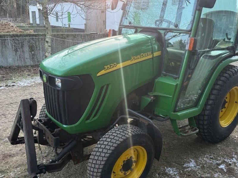 Traktor типа John Deere 3520 007, Gebrauchtmaschine в Rødovre