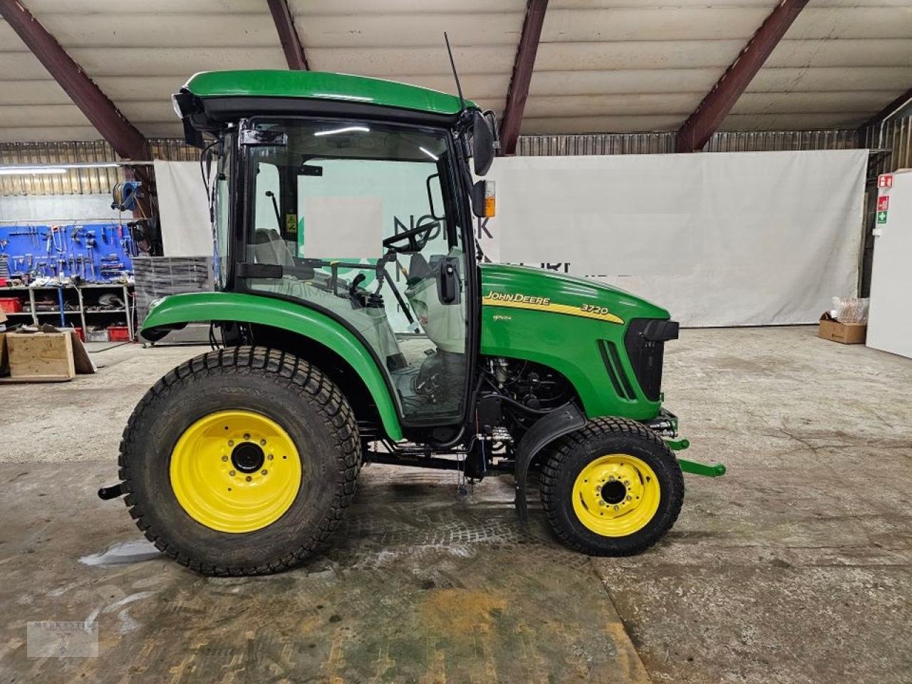 Traktor des Typs John Deere 3720, Gebrauchtmaschine in Pragsdorf (Bild 2)