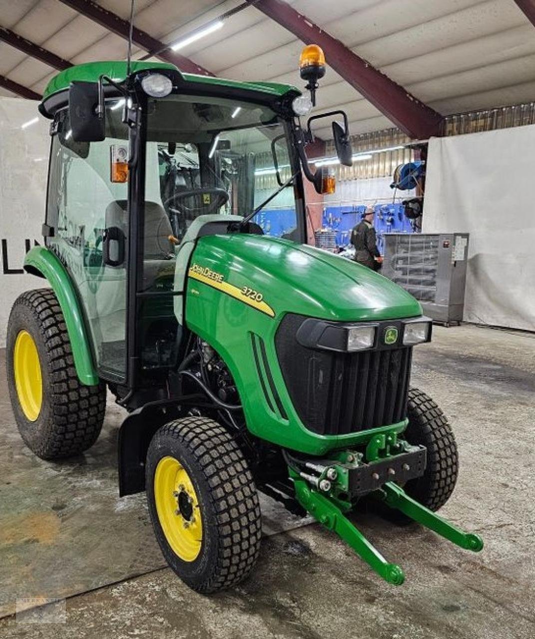 Traktor des Typs John Deere 3720, Gebrauchtmaschine in Pragsdorf (Bild 3)