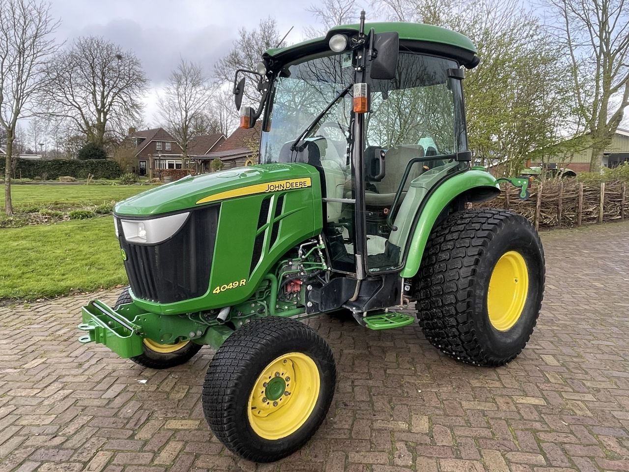 Traktor des Typs John Deere 4049R, Gebrauchtmaschine in Nieuw Roden (Bild 1)