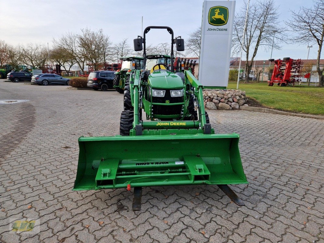 Traktor of the type John Deere 4052M mit Frontlader, Gebrauchtmaschine in Schenkenberg (Picture 3)