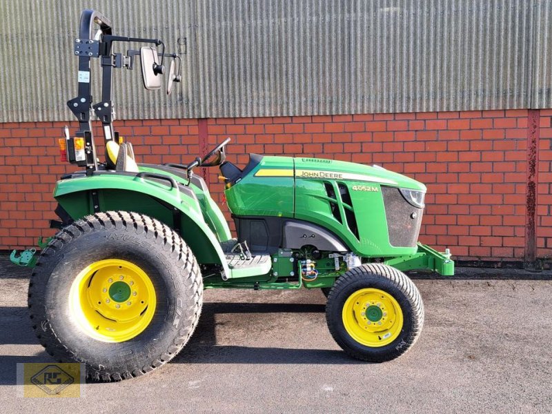 Traktor des Typs John Deere 4052M, Neumaschine in Beelen (Bild 1)