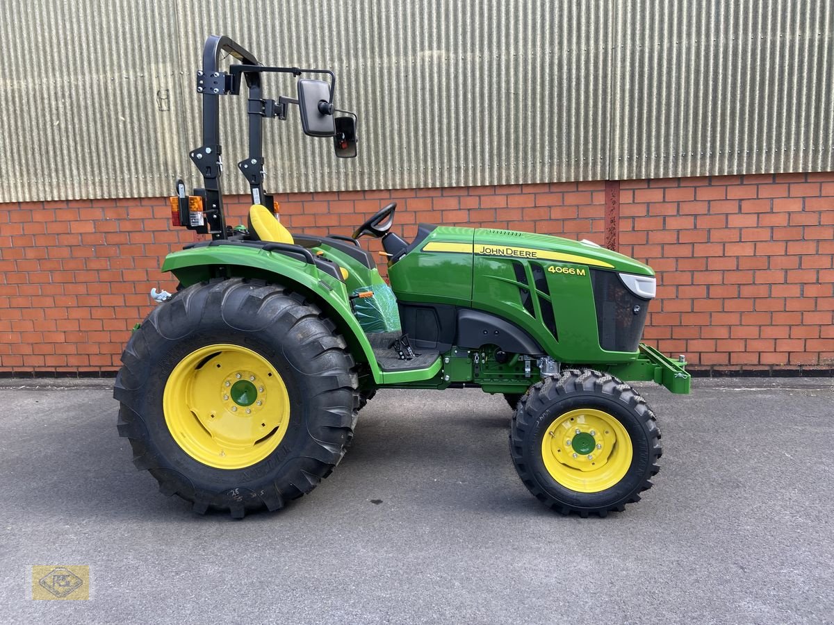 Traktor des Typs John Deere 4066M, Neumaschine in Beelen (Bild 2)