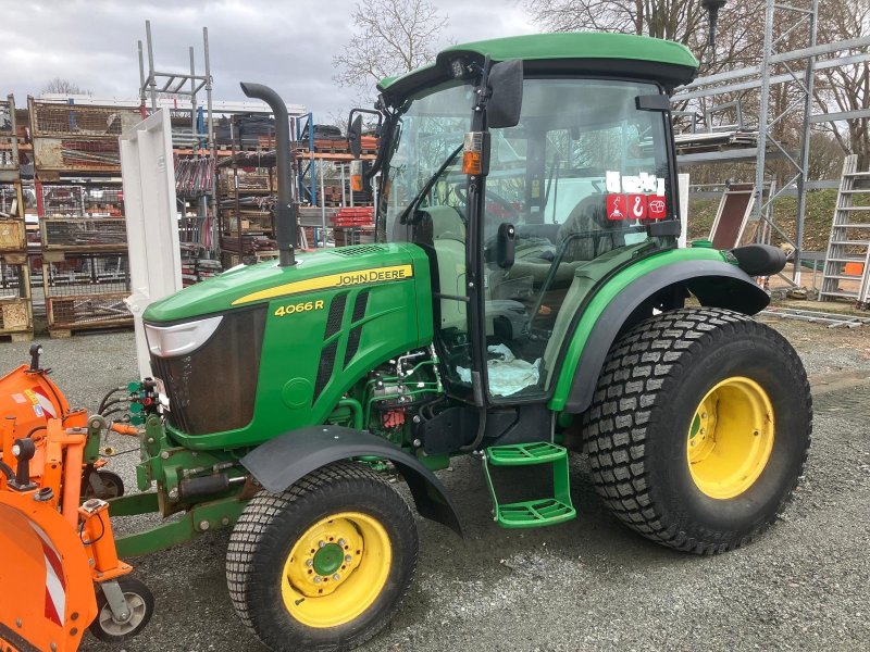 Traktor tip John Deere 4066R, Gebrauchtmaschine in Eutin