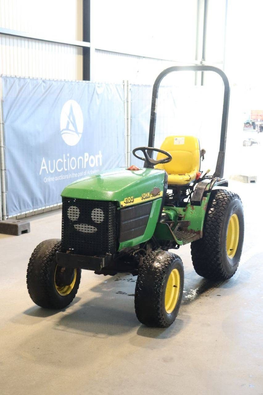 Traktor of the type John Deere 4100, Gebrauchtmaschine in Antwerpen (Picture 10)