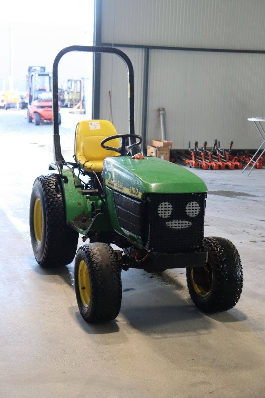 Traktor of the type John Deere 4100, Gebrauchtmaschine in Antwerpen (Picture 8)