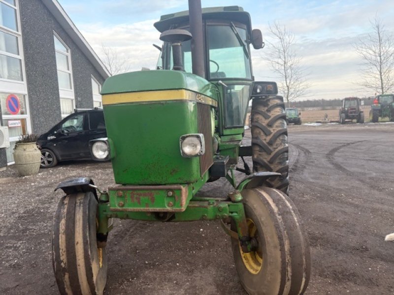 Traktor от тип John Deere 4240 STÅR HELT ORIGINAL I LAK OG ALT, Gebrauchtmaschine в Dronninglund (Снимка 3)