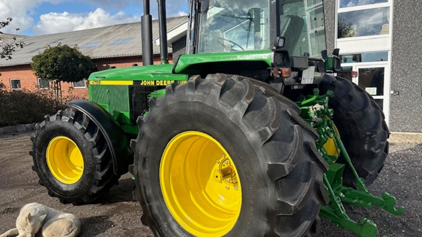 Traktor des Typs John Deere 4755 MED FRONTLIFT, LUFTANLÆG, NYE DÆK FOR, Gebrauchtmaschine in Dronninglund (Bild 18)