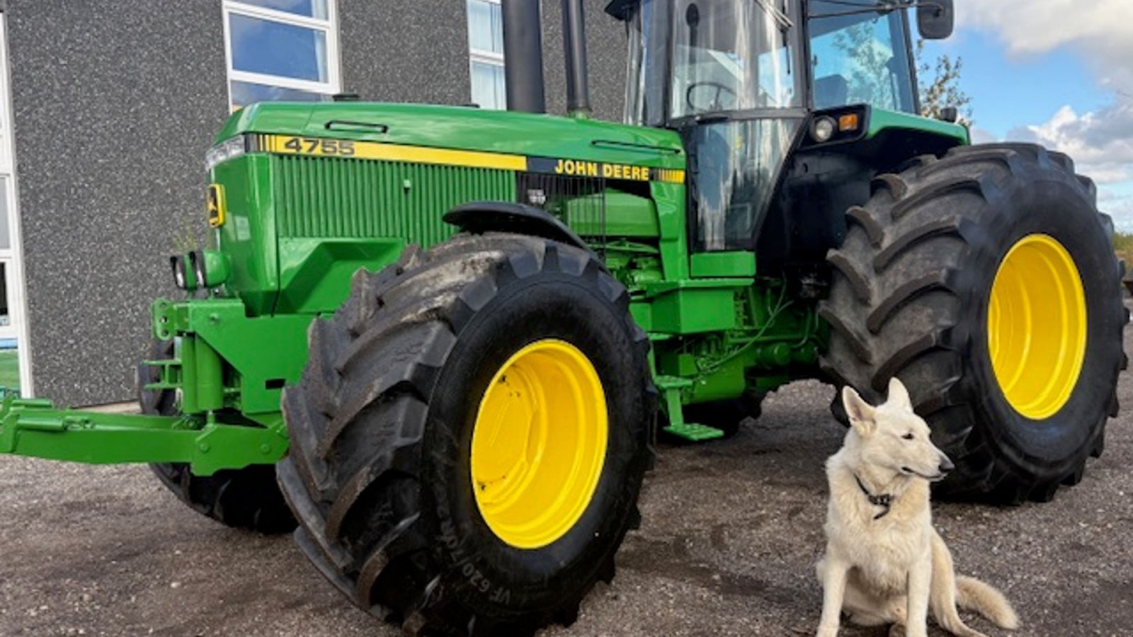 Traktor des Typs John Deere 4755 MED FRONTLIFT, LUFTANLÆG, NYE DÆK FOR, Gebrauchtmaschine in Dronninglund (Bild 1)