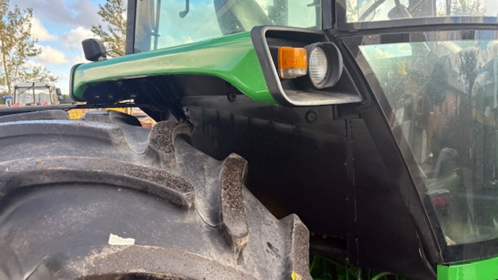 Traktor des Typs John Deere 4755 MED FRONTLIFT, LUFTANLÆG, NYE DÆK FOR, Gebrauchtmaschine in Dronninglund (Bild 14)