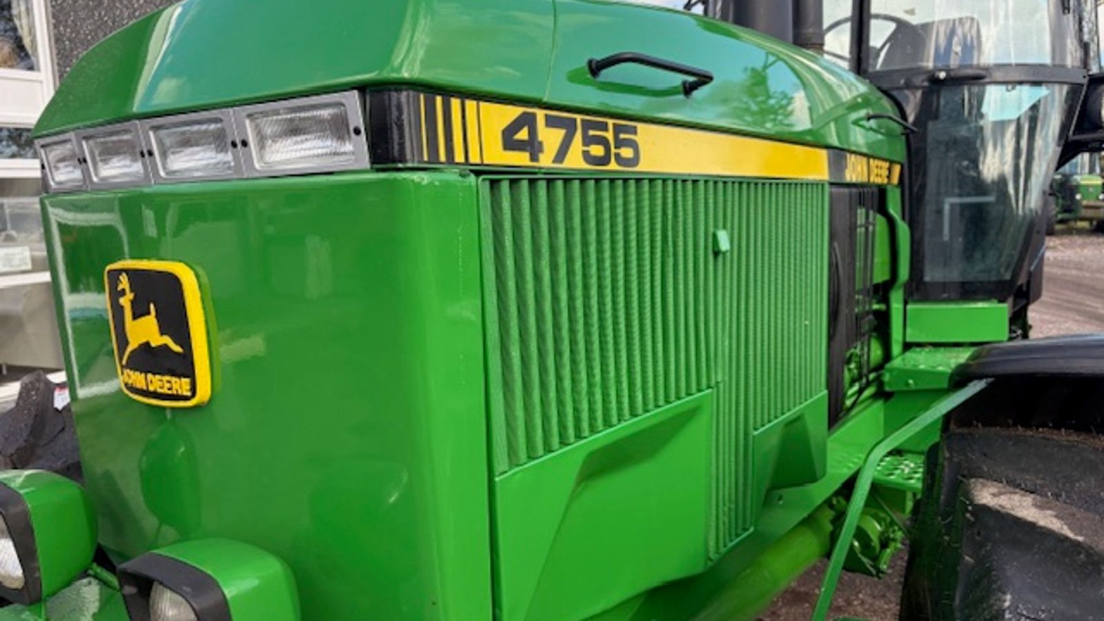 Traktor des Typs John Deere 4755 MED FRONTLIFT, LUFTANLÆG, NYE DÆK FOR, Gebrauchtmaschine in Dronninglund (Bild 4)
