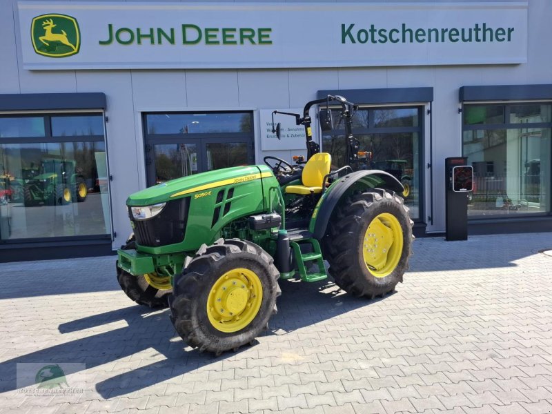Traktor van het type John Deere 5050E, Neumaschine in Hofheim (Foto 1)