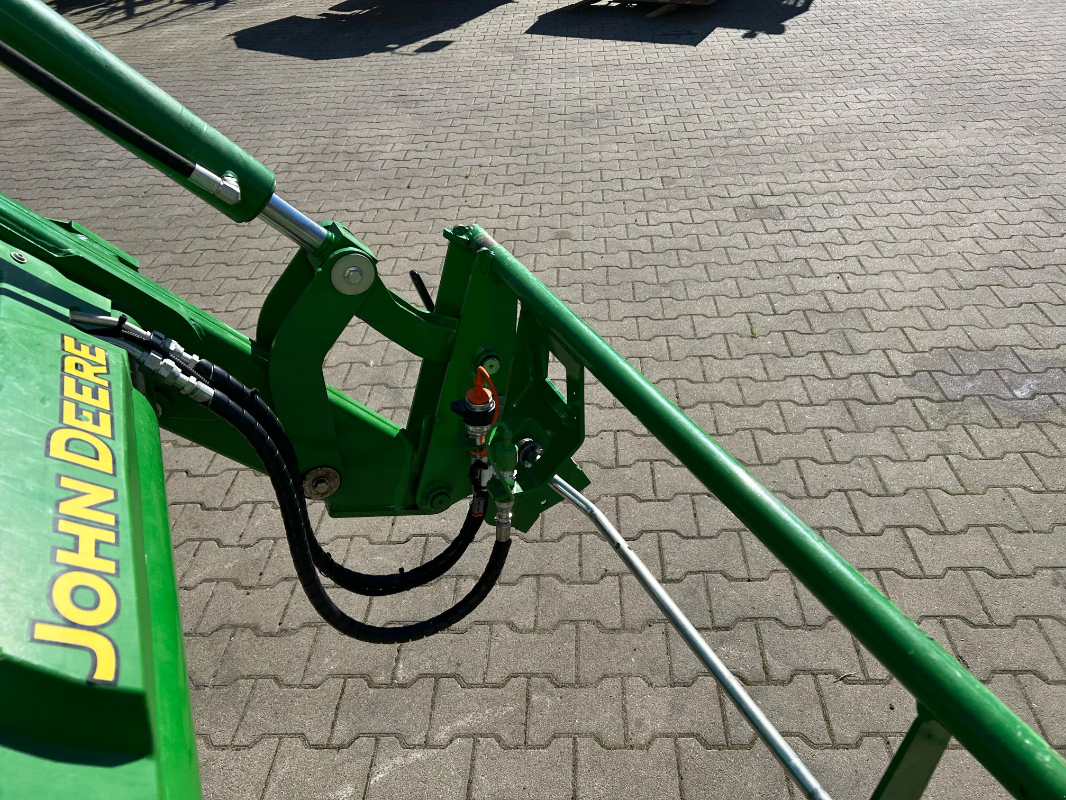 Traktor des Typs John Deere 5050E, Gebrauchtmaschine in Neuenkirchen / Bramsche (Bild 3)