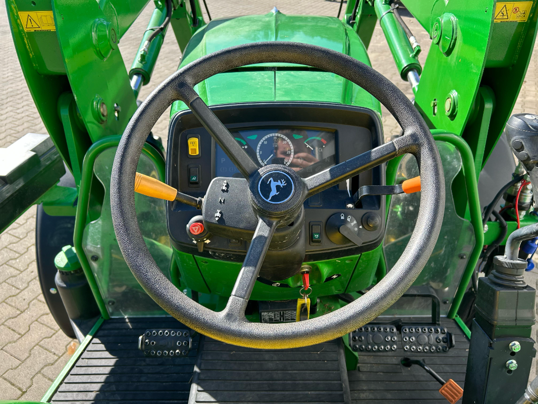 Traktor des Typs John Deere 5050E, Gebrauchtmaschine in Neuenkirchen / Bramsche (Bild 8)