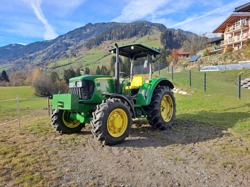 Traktor van het type John Deere 5055E, Gebrauchtmaschine in Flachau