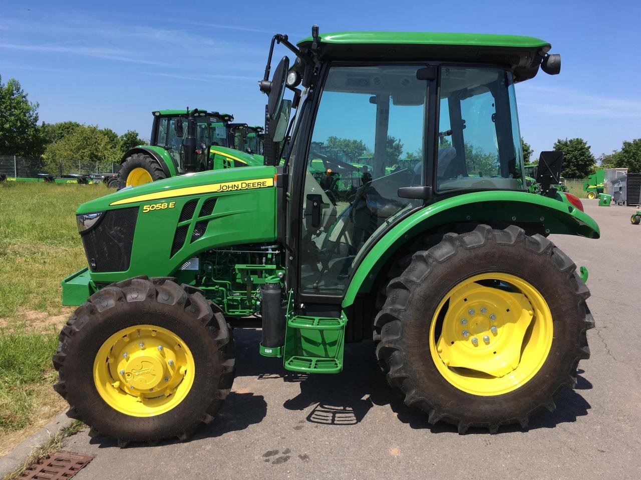 Traktor des Typs John Deere 5058E 12/12 Klima, Neumaschine in Zweibrücken (Bild 1)