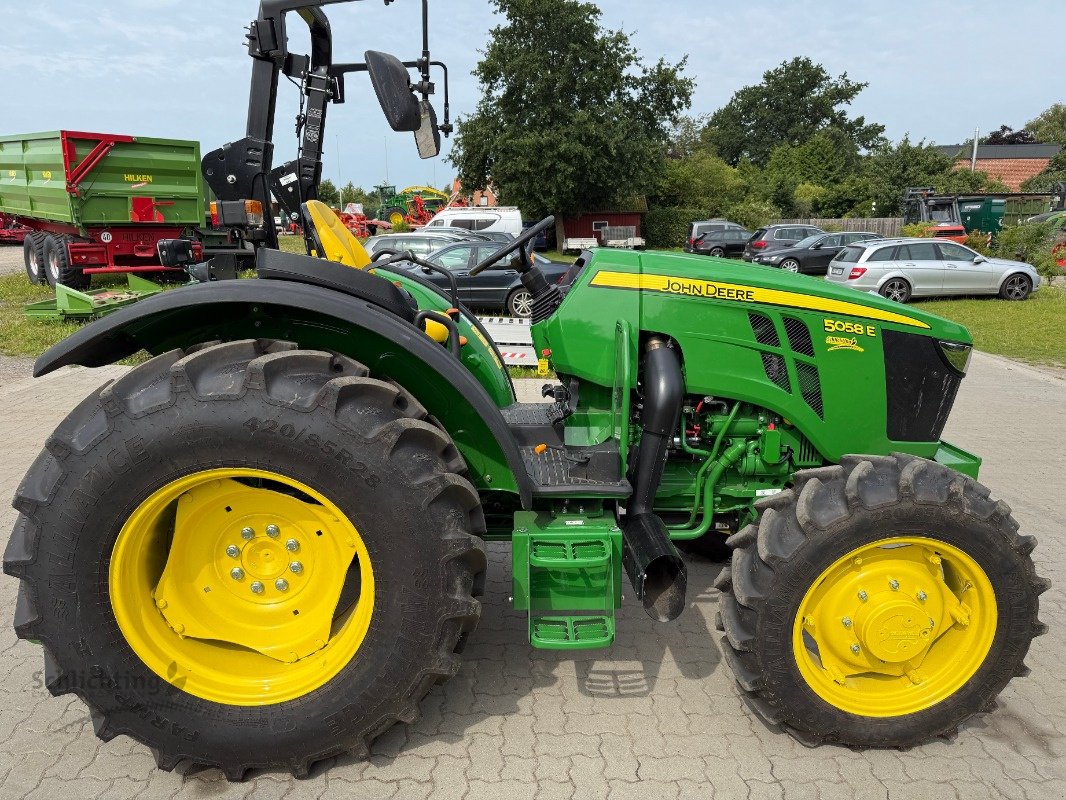 Traktor des Typs John Deere 5058E ohne Kabine, Neumaschine in Soltau (Bild 8)
