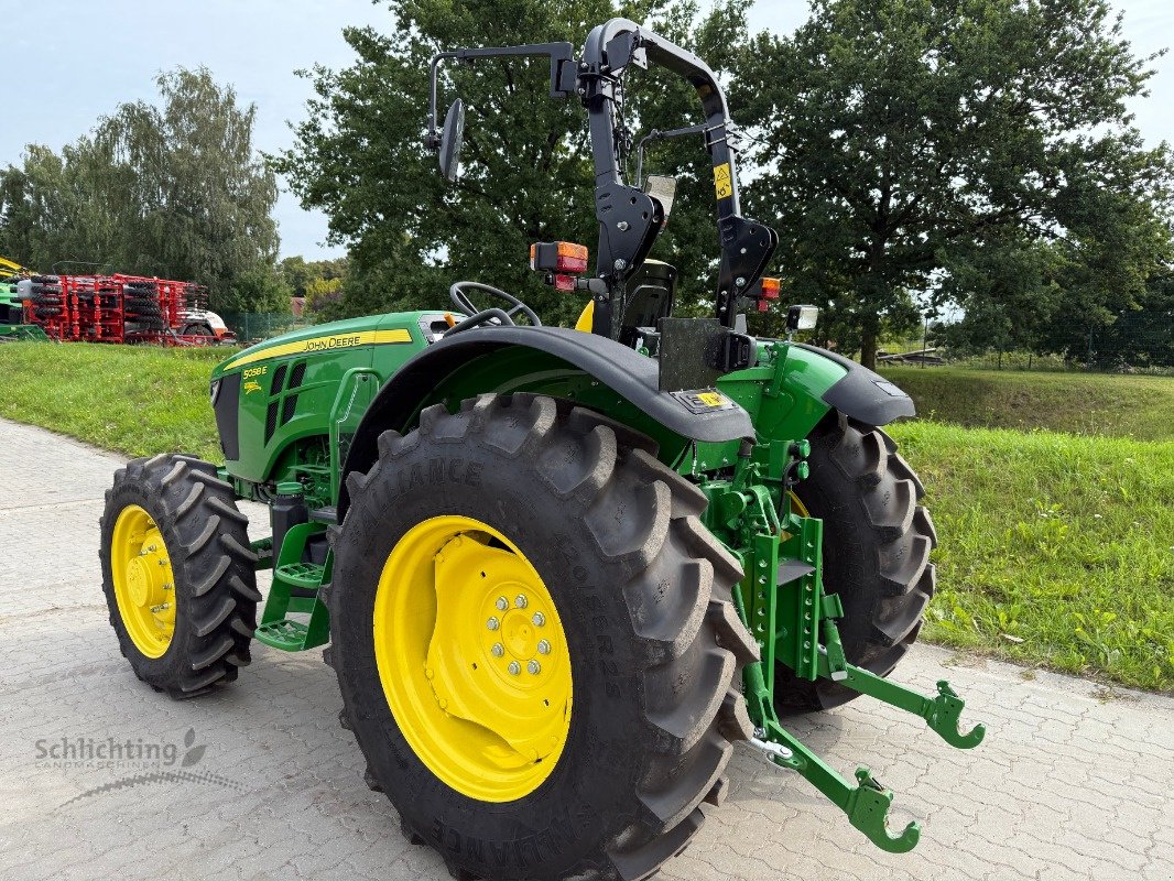 Traktor des Typs John Deere 5058E ohne Kabine, Neumaschine in Soltau (Bild 4)