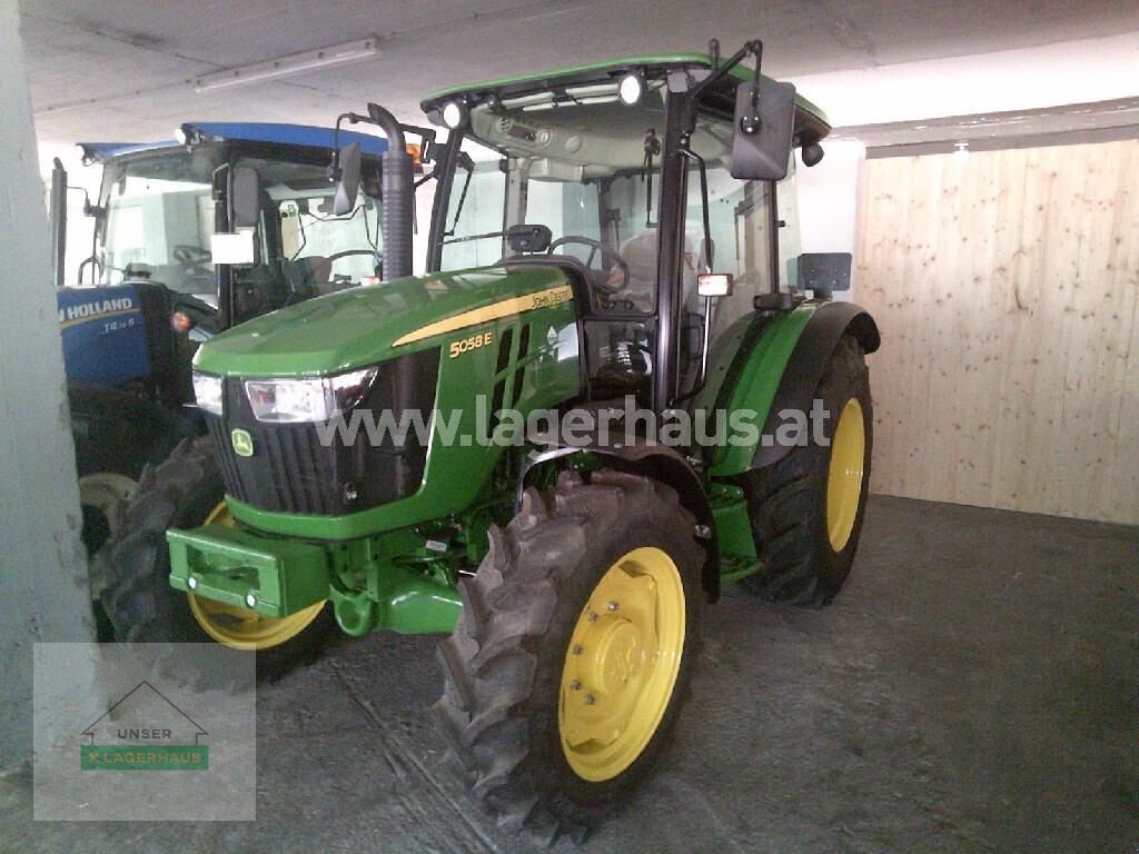 Traktor des Typs John Deere 5058E, Neumaschine in Schlitters (Bild 1)