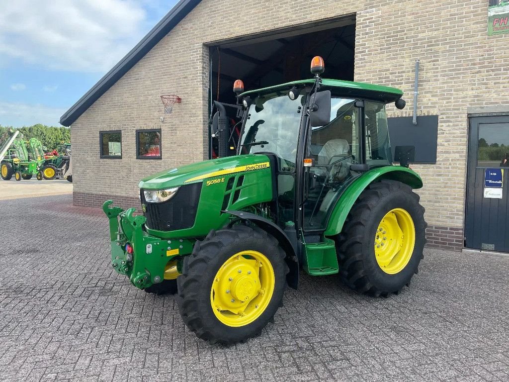 Traktor typu John Deere 5058E, Gebrauchtmaschine v Vriezenveen (Obrázek 2)