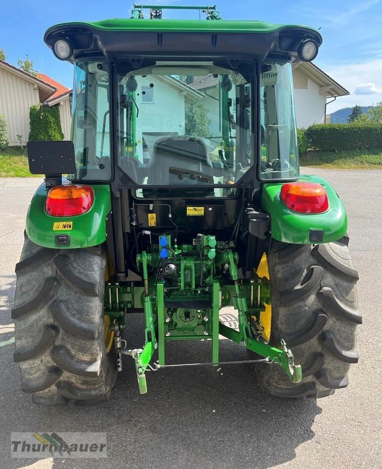 Traktor des Typs John Deere 5058E, Neumaschine in Bodenmais (Bild 2)